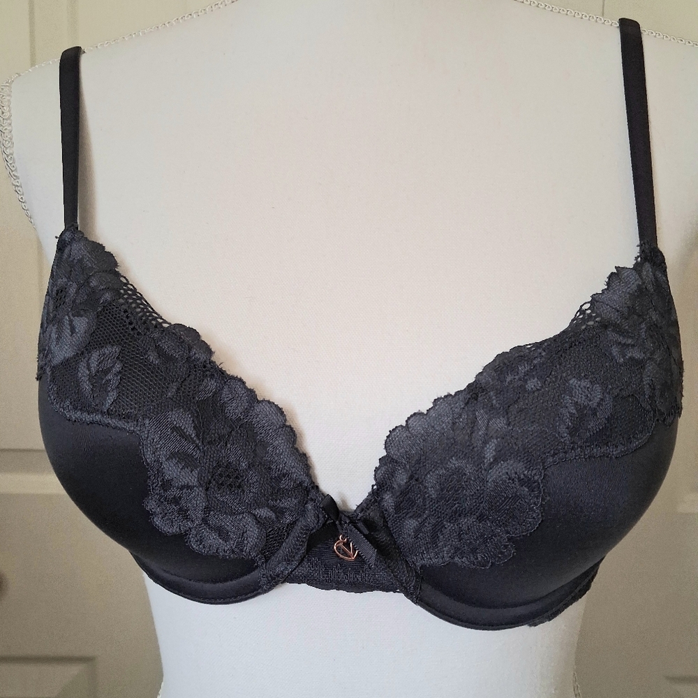 Victoria's Secret Body by Victoria Perfect Shape Lace Push-Up Bra. 32B.